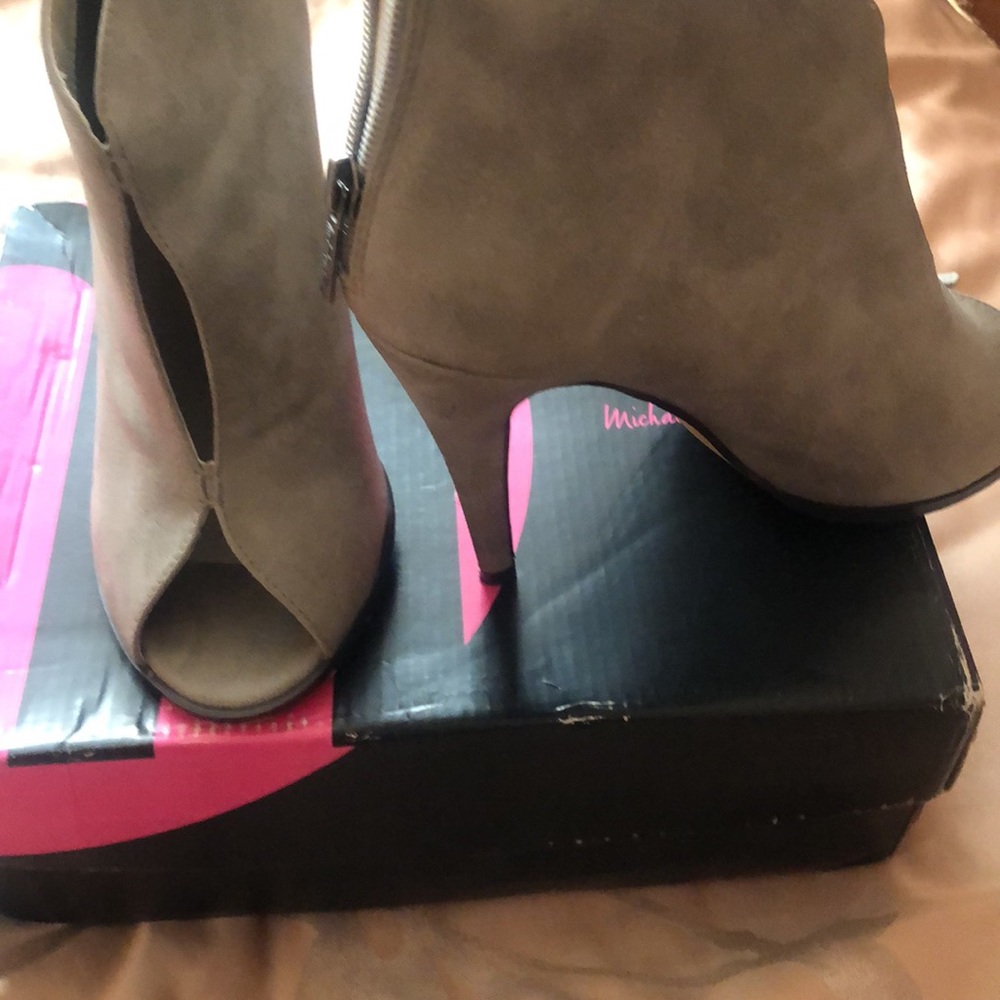 Beautiful Grey peep toe 3in heels - Picture 2 of 3